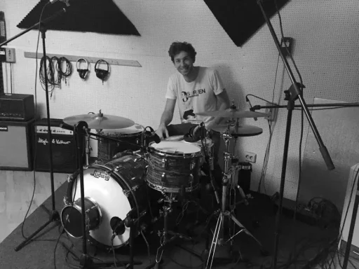 Ein Musiker spielt Schlagzeug in einem Tonstudio.