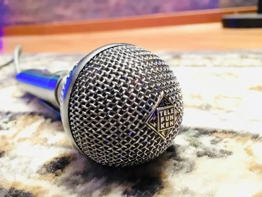 Mikrofon auf einem Teppichboden, nahe der Aufnahmefläche.