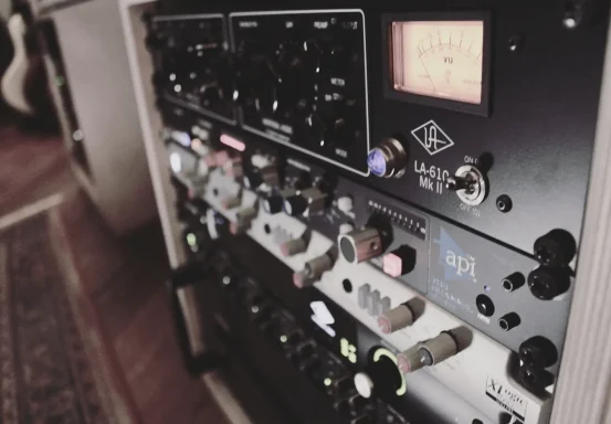 Tonaufnahmegerät mit verschiedenen Reglern und Anzeigen im Studio.