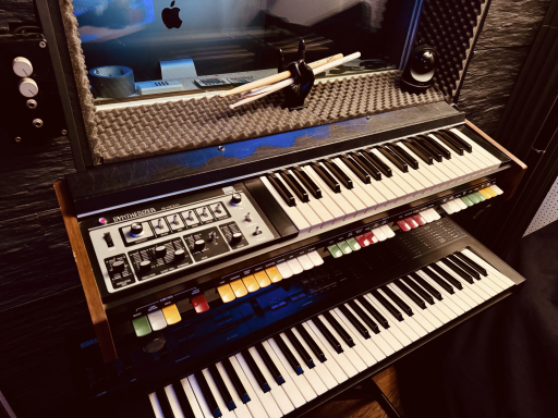 Ein Keyboard mit mehreren Tastenreihen und Synthesizer-Controllern.