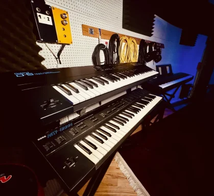 Technisches Equipment mit zwei Keyboards in einem Musikstudio.