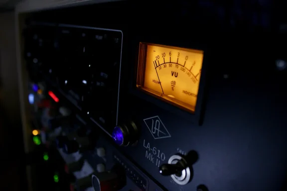 Lichtmessgerät eines Audio-Equipments mit orangefarbener Skala und Reglern.